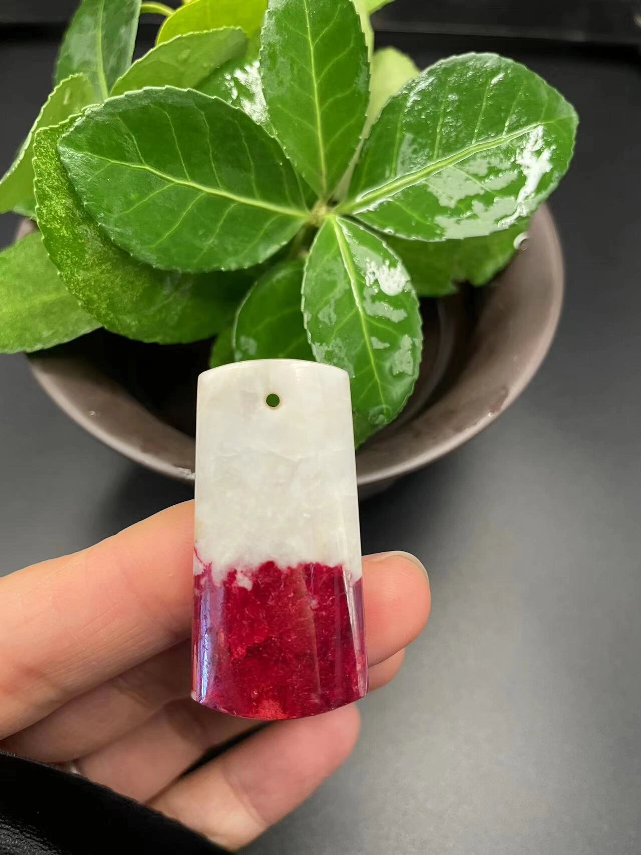 朱砂无事牌 这块太经典了,分享一下,红色部分是朱砂,全透光的,白色