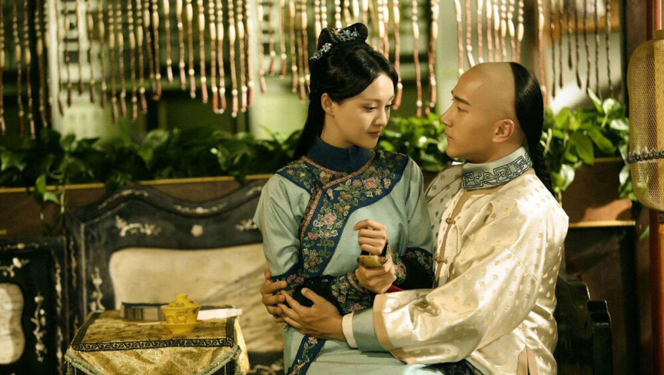 1682年,康熙喝醉了,误入辛者库,发现一个体有异香的小宫女,把持不住就