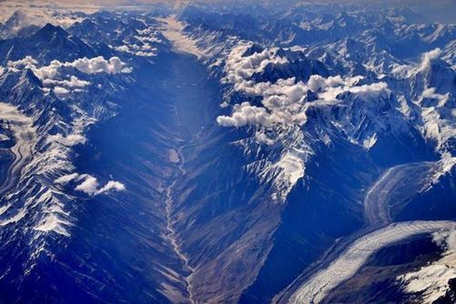 昆仑山的那棱格勒峡谷,它被称为"地狱之门",这个地方流传着一个故事.