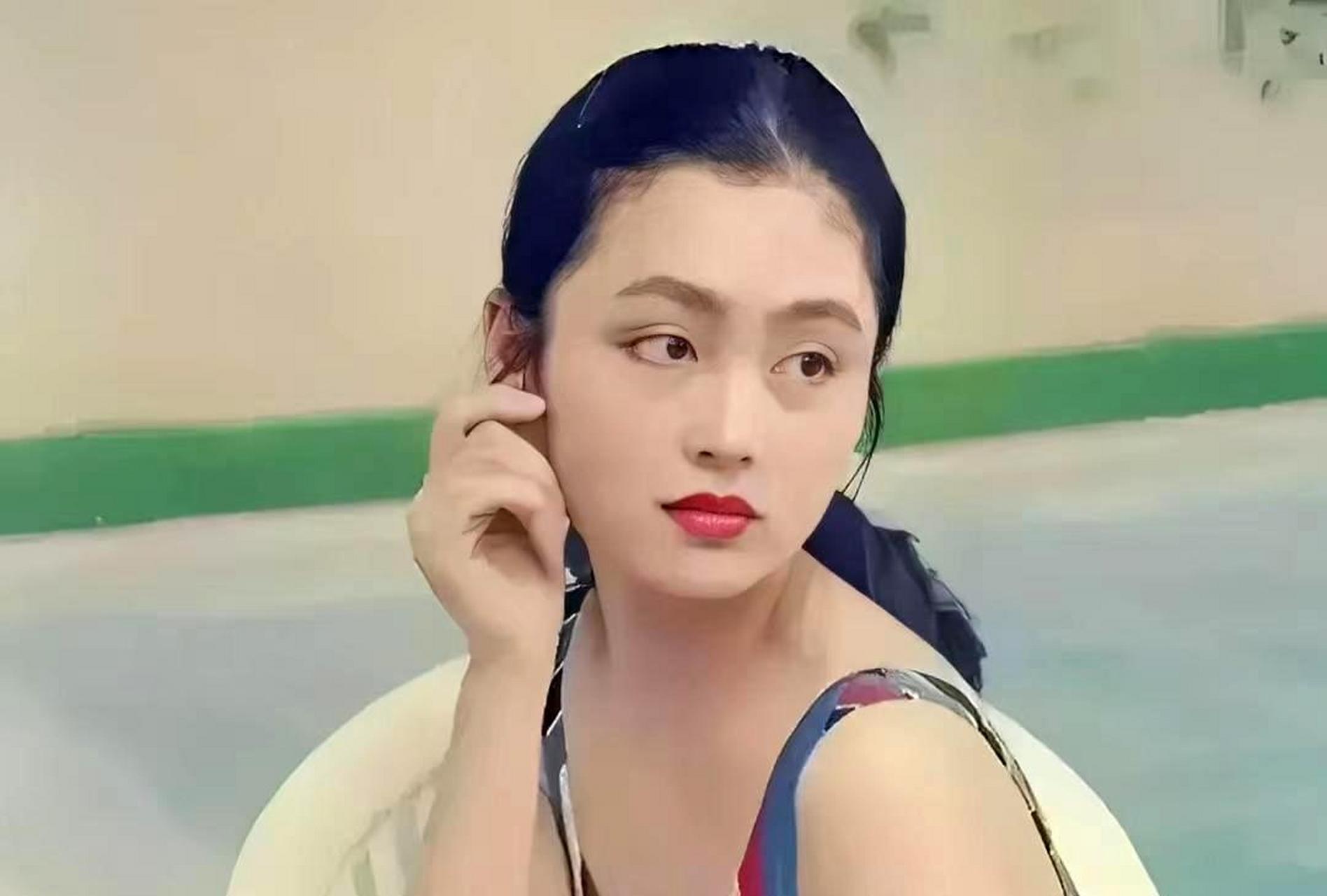 2000年,陈红在泳池边的拍摄现场,她的每一个表情都充满了风情,每一个