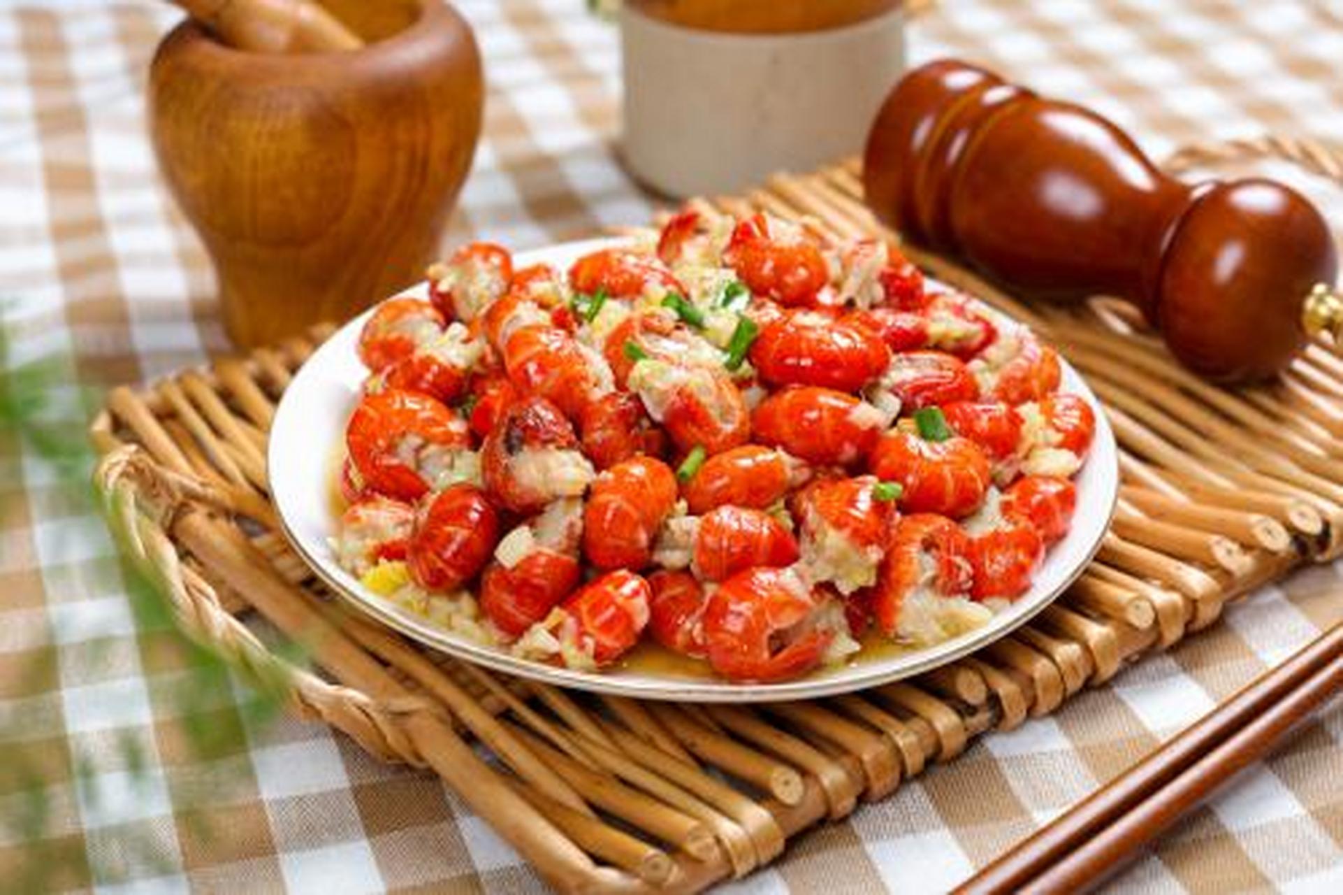 99蒜香龙虾尾的做法99  99蒜香龙虾尾是一道美味的海鲜菜肴,以