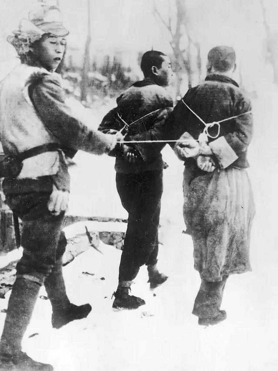 这张照片拍摄于1931年,被刊发在《东京日日新闻》的头版头条位置.