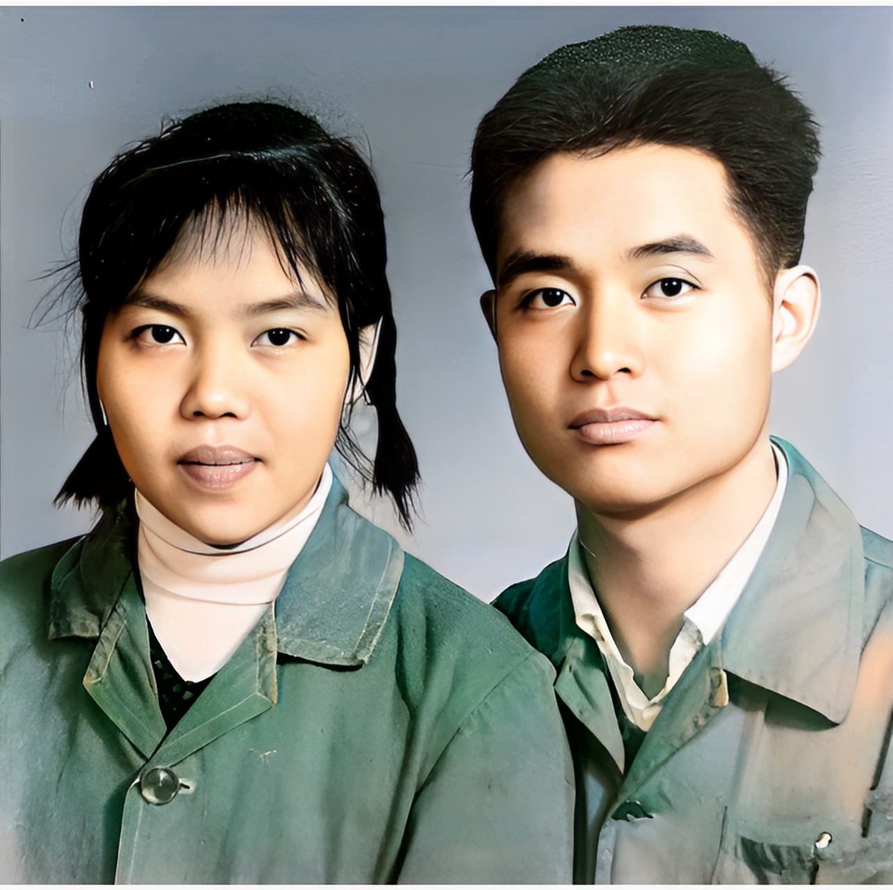 上世纪60年代,一对新婚夫妇的结婚照,从着装上看,丈夫是海军,在军装的