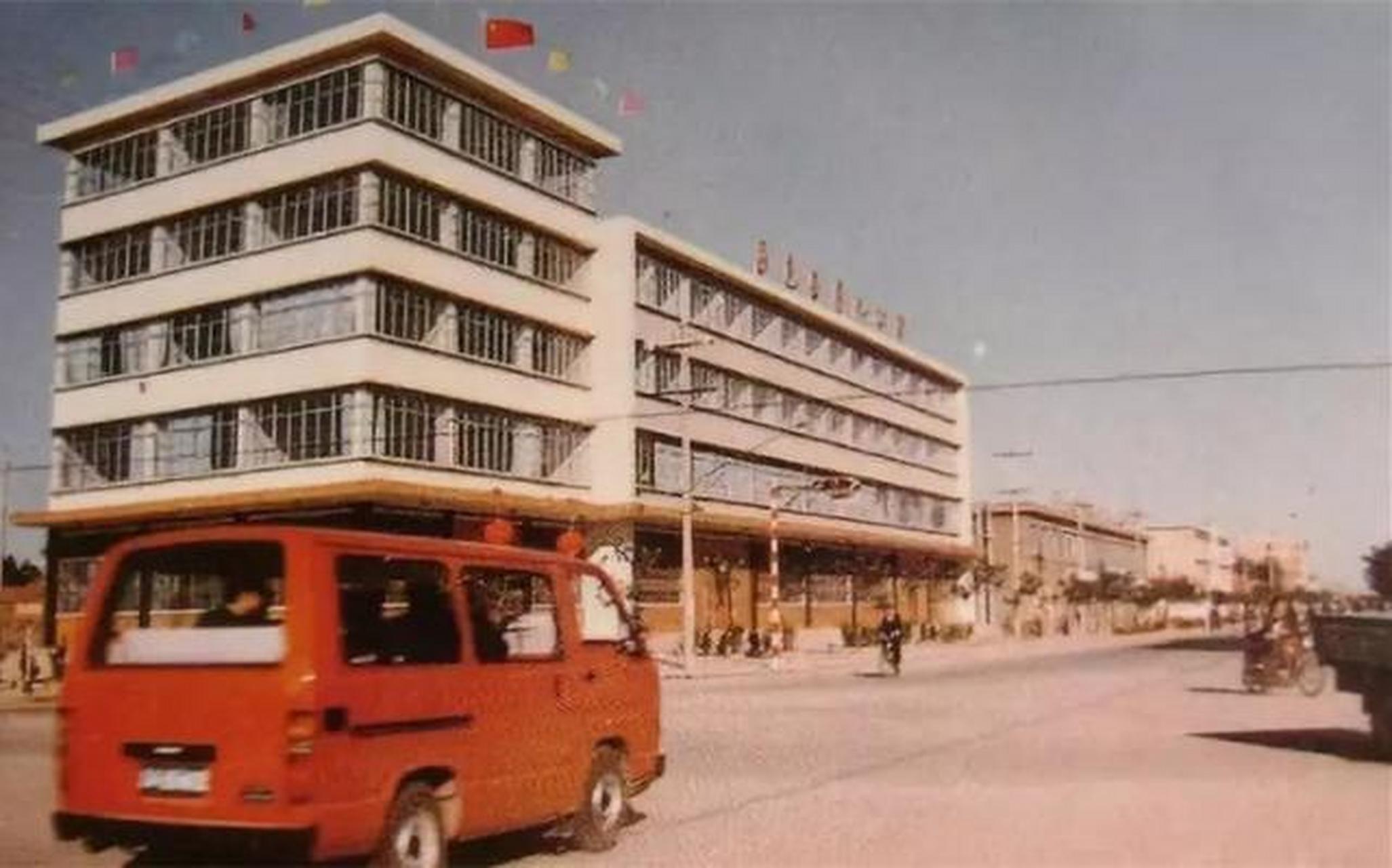 历史老照片#图为80年代山东省昌邑市利民街街景,边上的那栋建筑大家