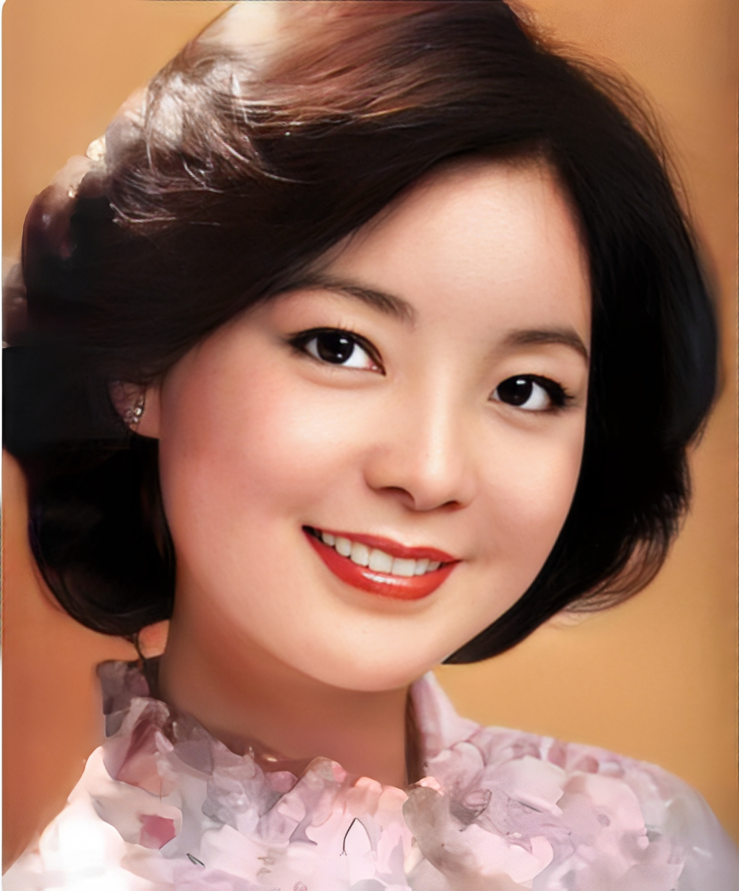 1996年3月8日,邓丽君因癌症去世,享年42岁.