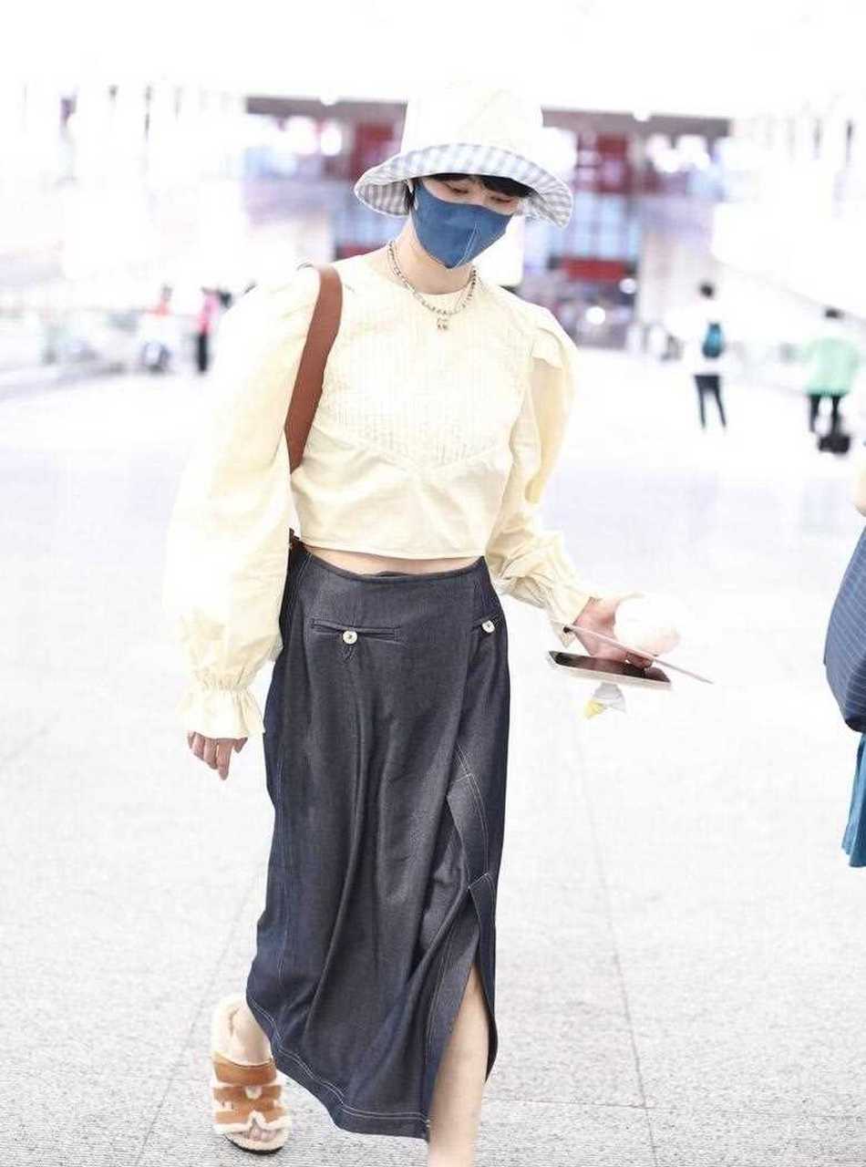 郁可唯最新机场照来了,她戴了一顶蓝白条纹帽子,穿一件白色的小圆领