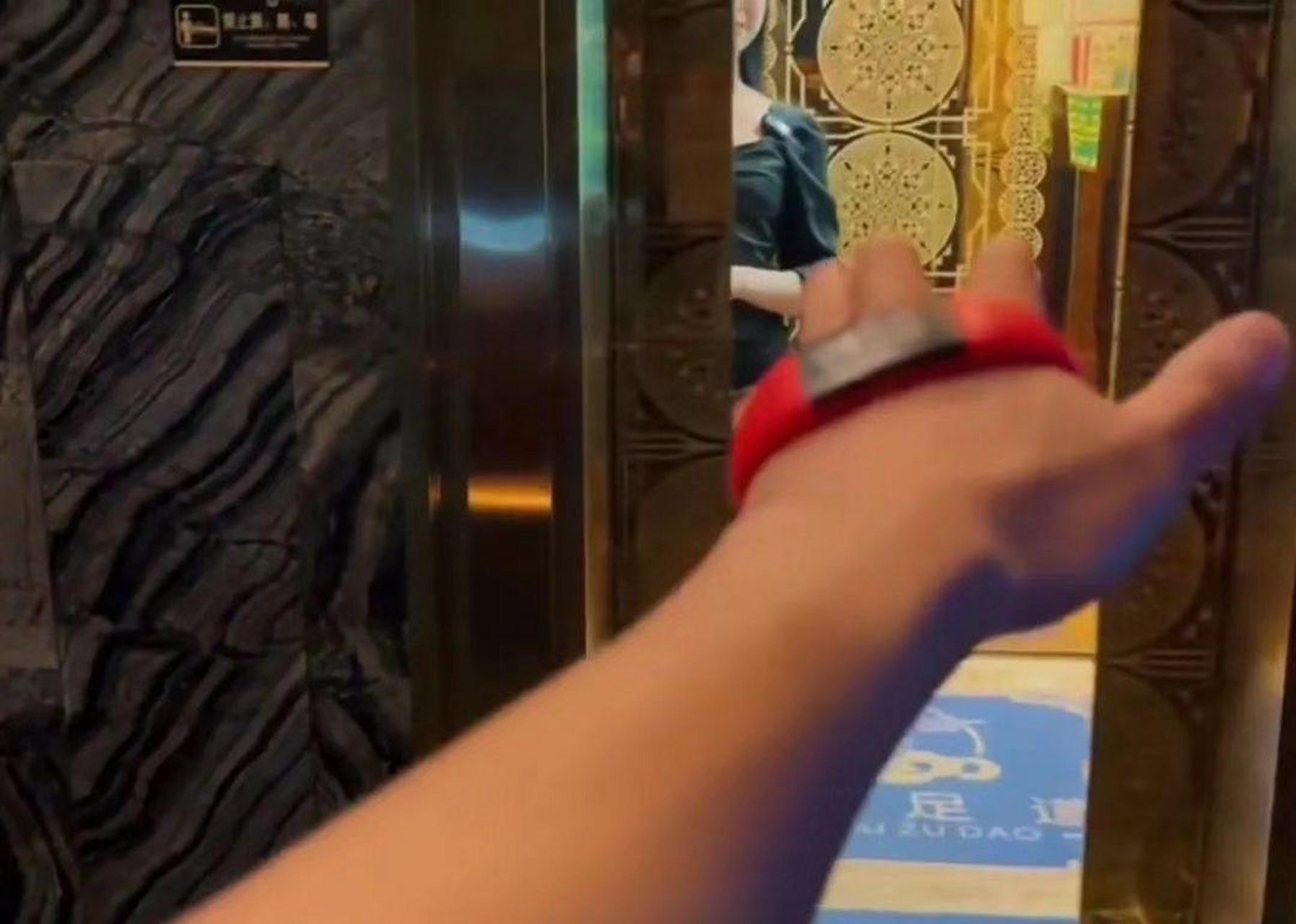 成熟的男人都带手牌