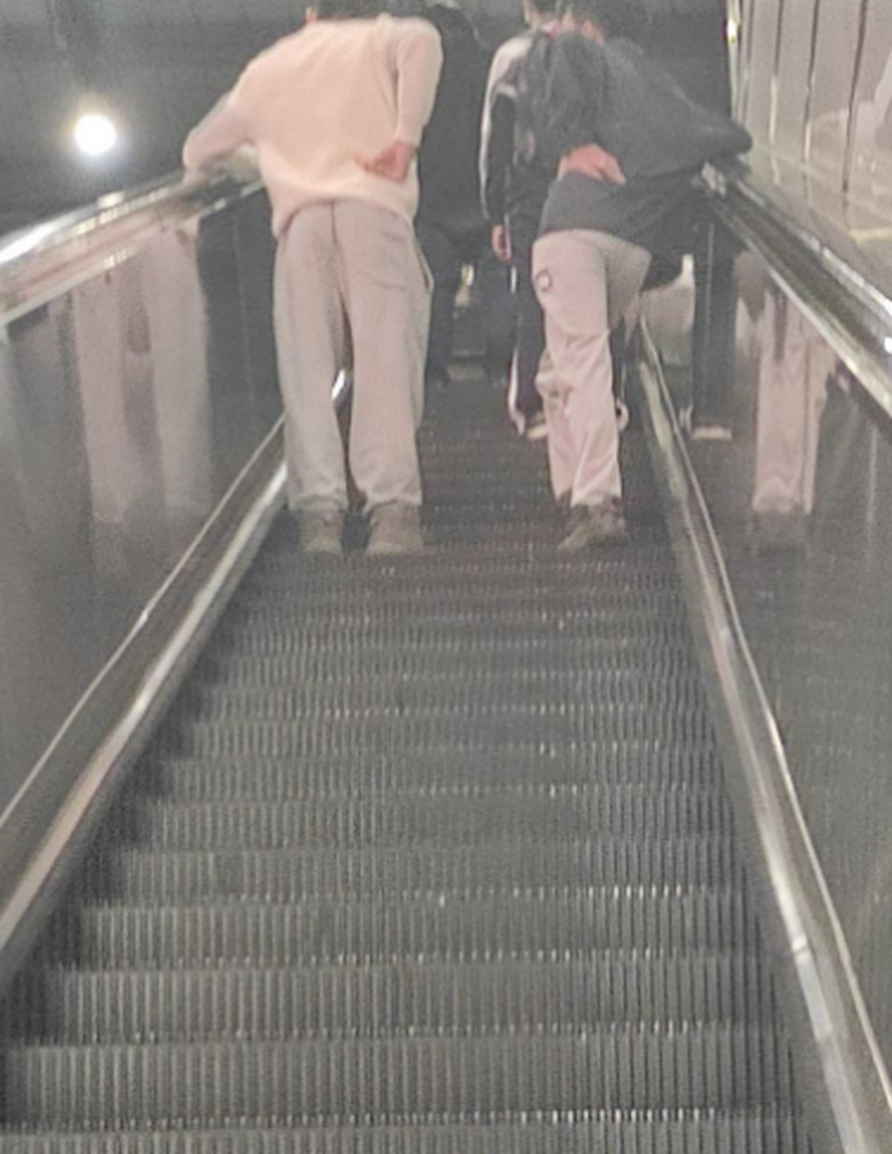 男孩子走路都要扶着腰?