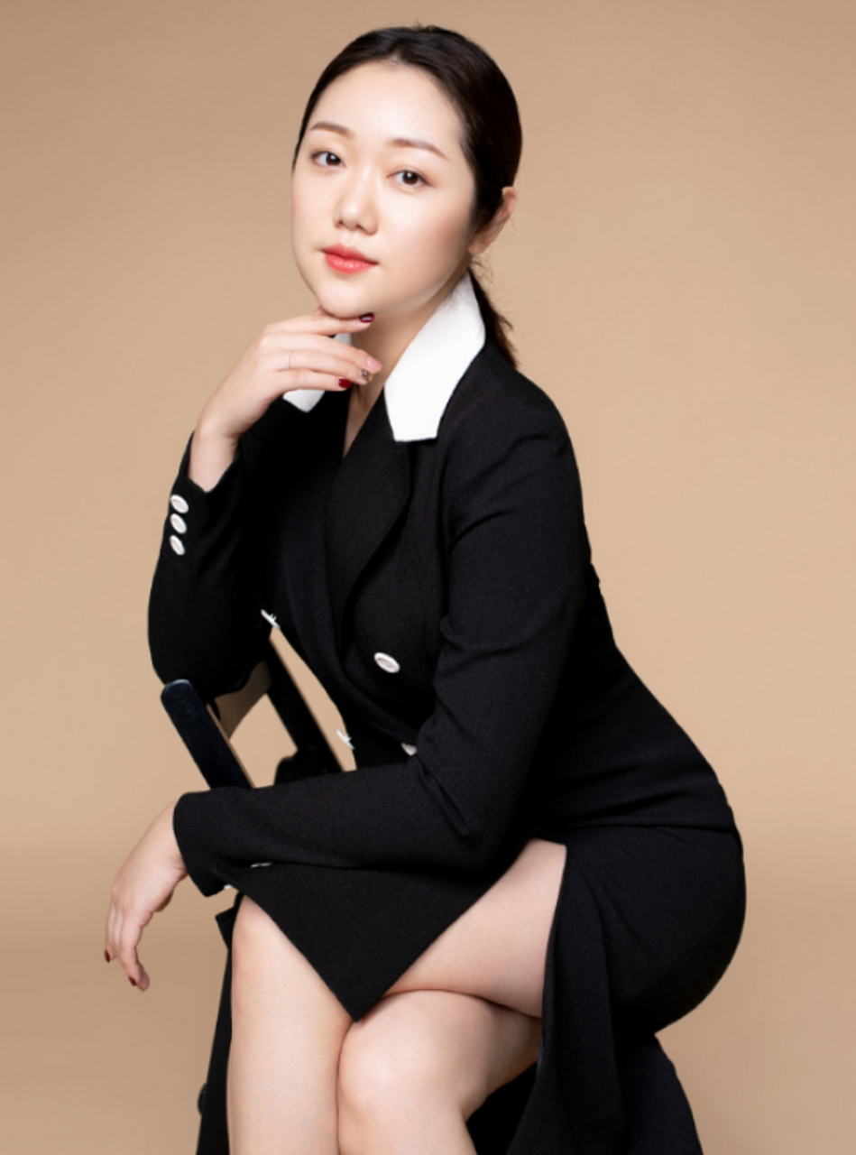 屈炫希:广东电视台新闻主持人,现在还在一线工作.