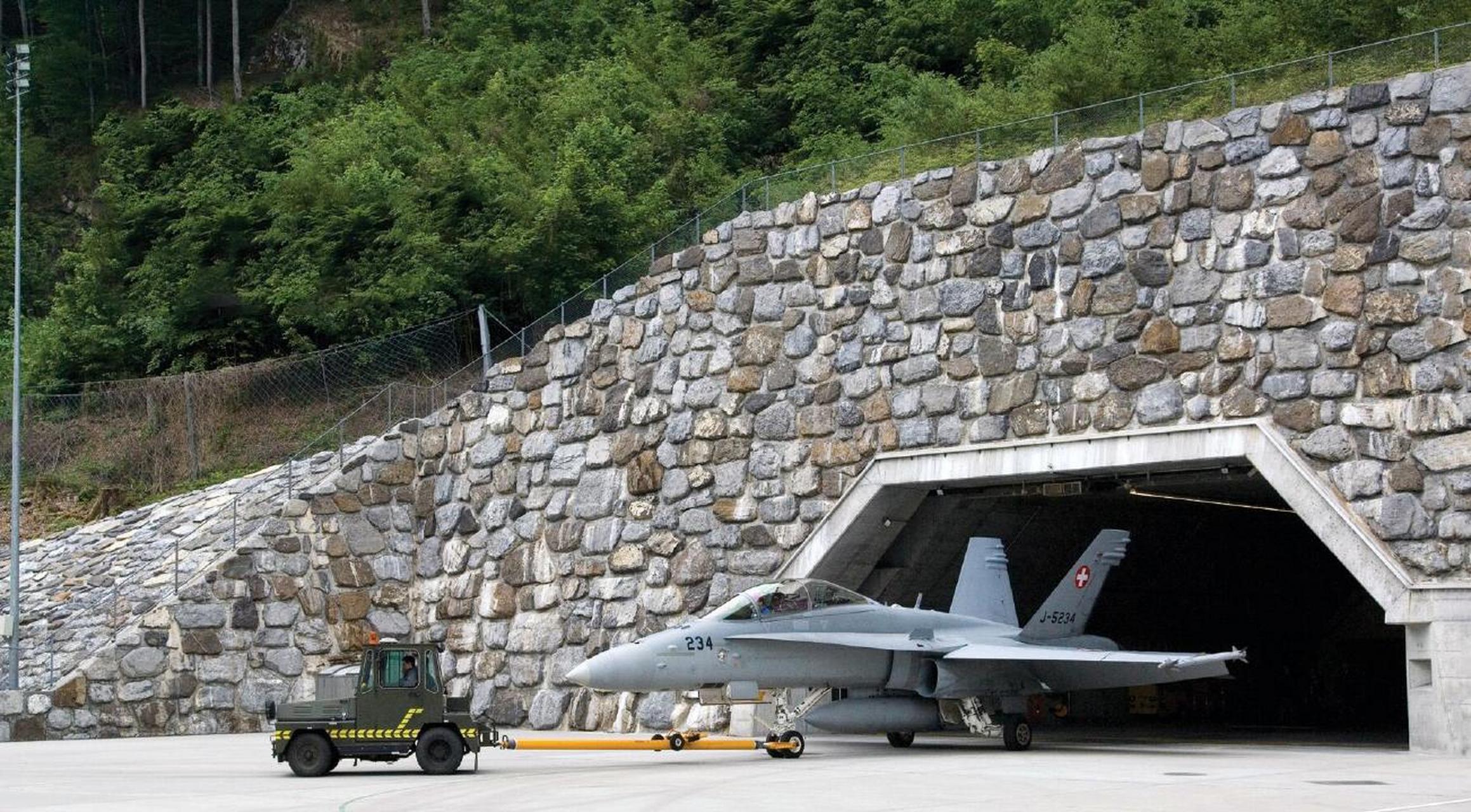 领动计划# 2008年瑞士空军1架f/a-18d战斗机从机库拖出准备升空巡逻