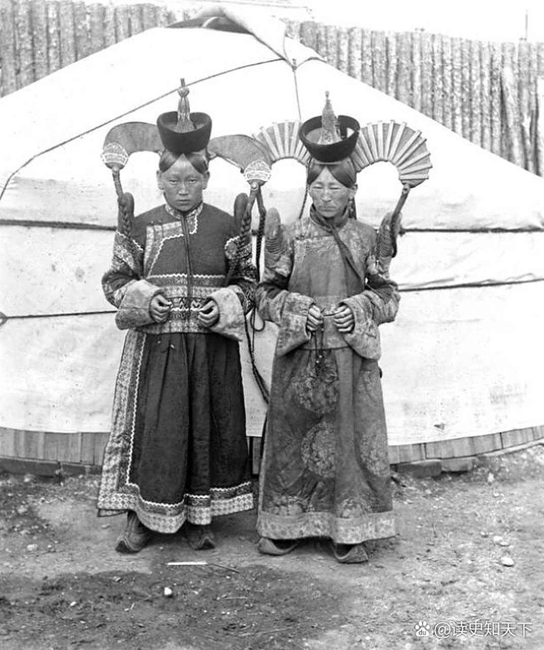 喀尔喀部落王公贵族的女人,她们头上的头饰是权力的象征.