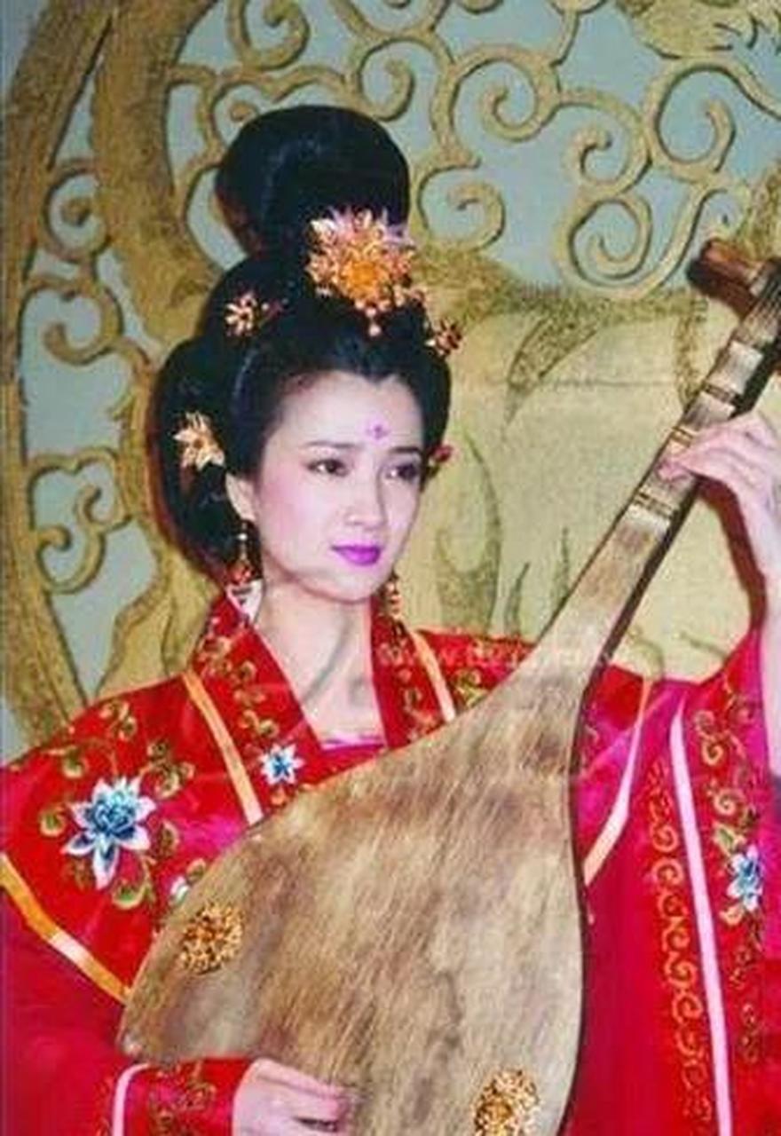 gif创作人# 何晴真气派,身穿枚色套装走红毯,长发披肩好温婉,笑起来