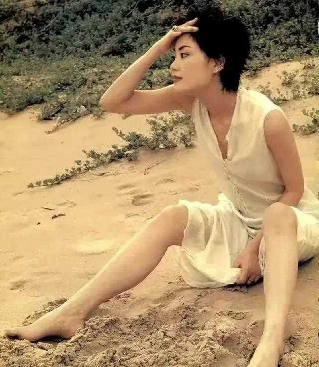 赤足沙滩,玩泥巴的王菲甚是可爱