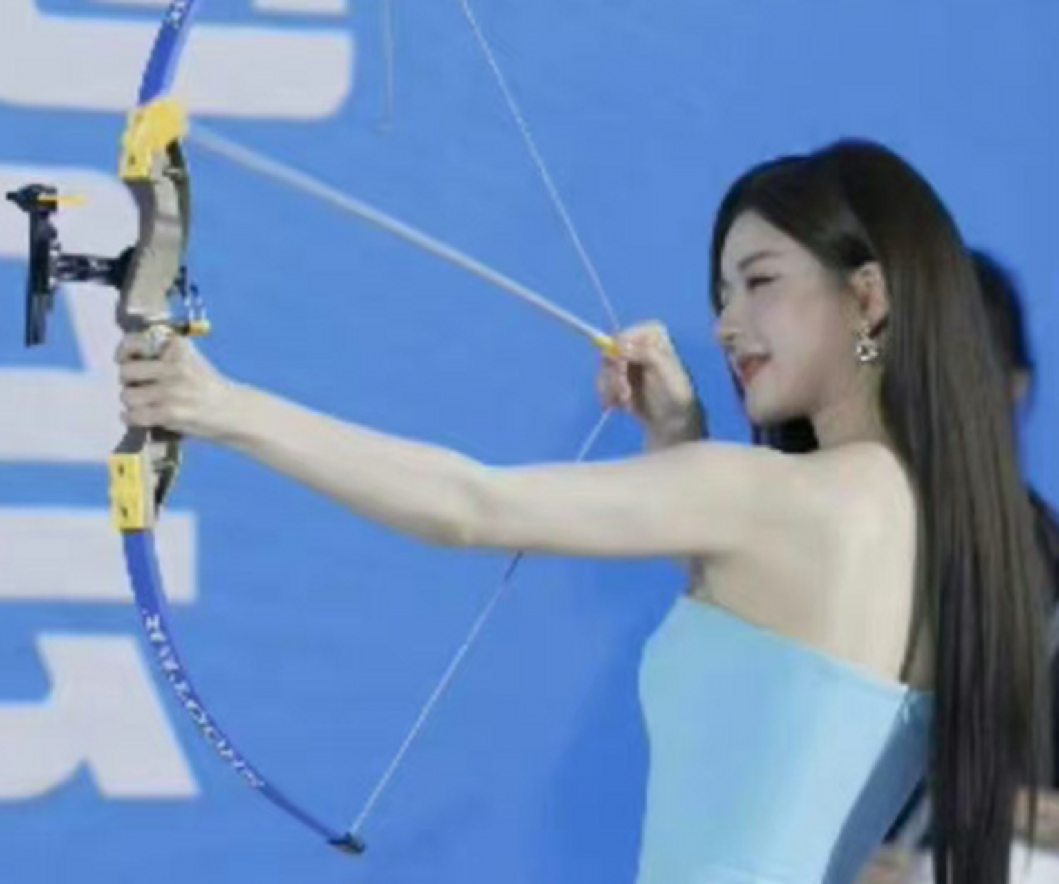 赵露思四年前四年后射箭对比!