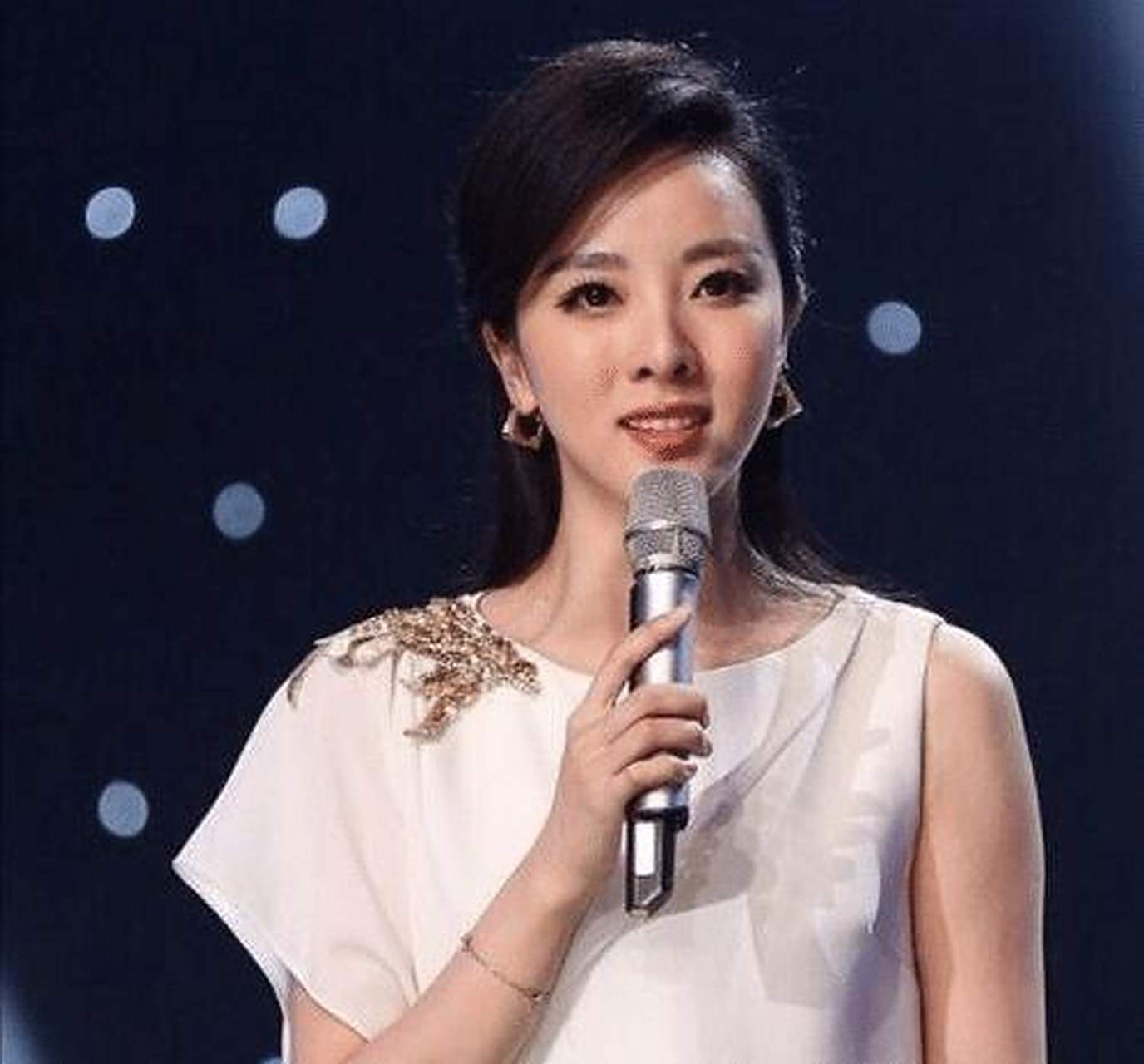 35岁主持李思思真放得开,牛仔裤大秀一字马,老寒腿看了都胆颤