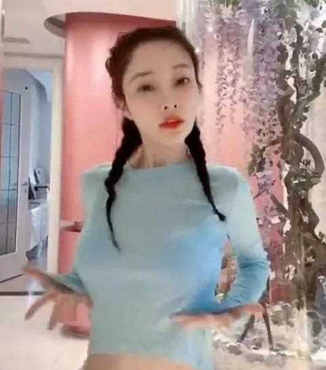李小璐不仅漂亮还挺有才的 她的新歌鲸落还挺好听的[2020] 李小璐这是