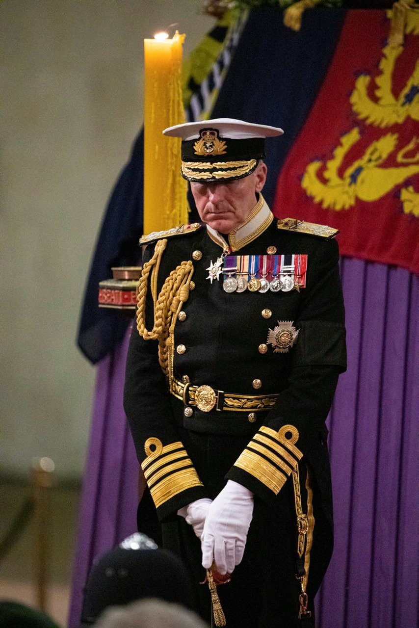 由国防参谋长,海军上将托尼·拉达金爵士率领的英国各军种首长在