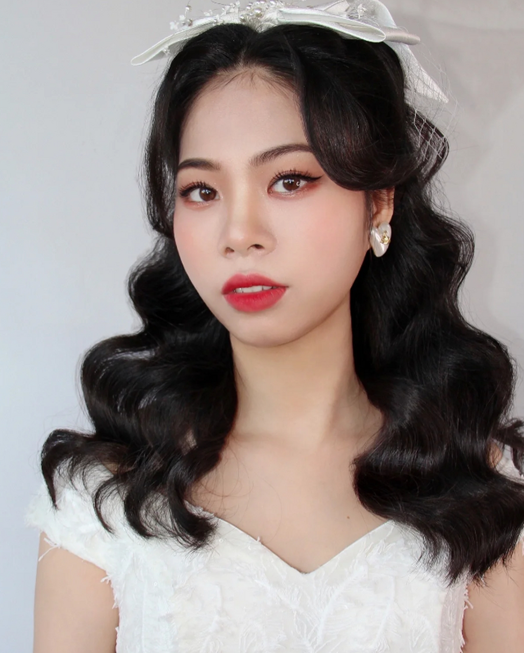 梨形脸是一种常见的面部形状,它的特点是额头较窄,颧骨较宽,下颌线条