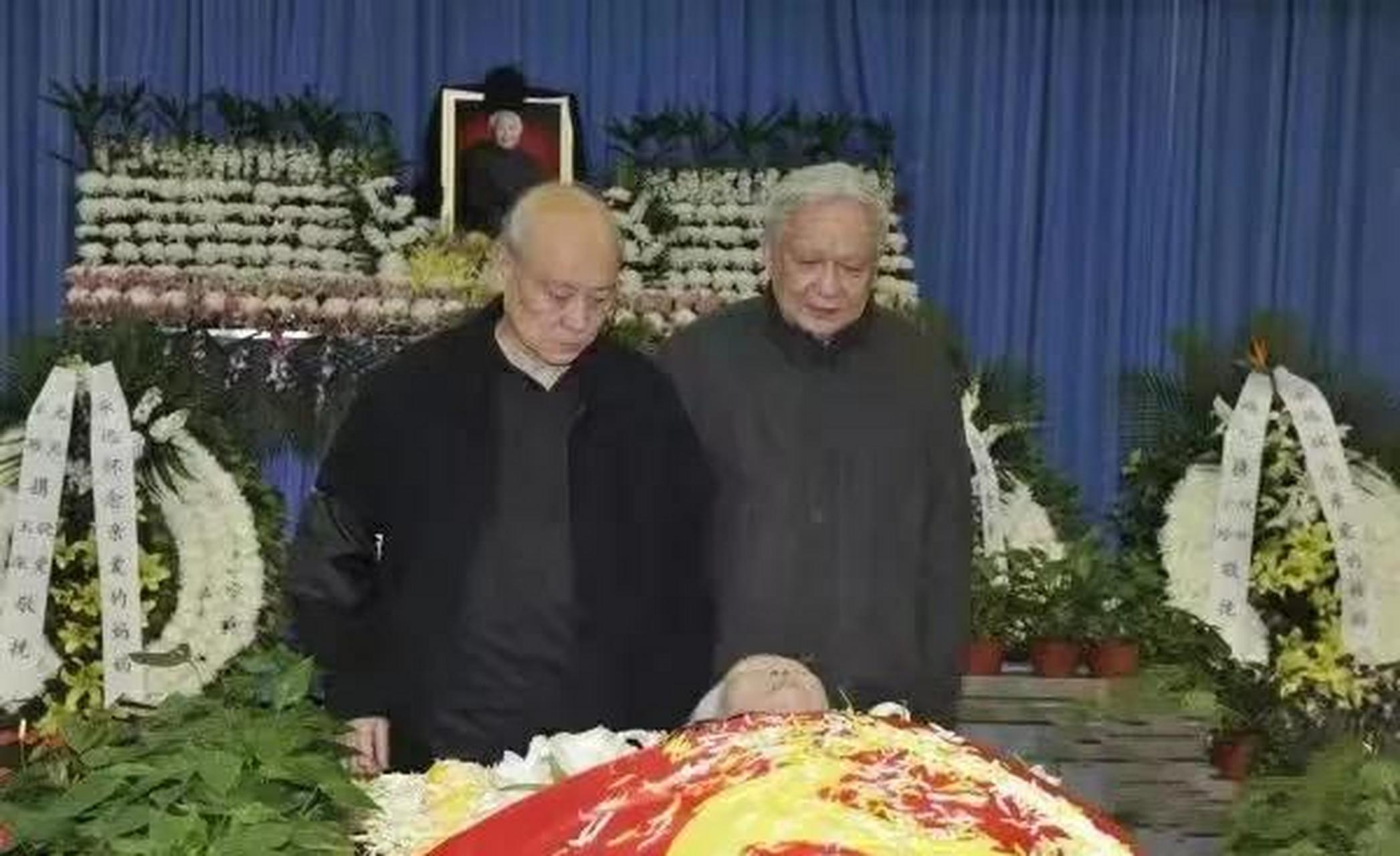 黄春光是黄永胜的长子,邱路光是邱会作的长子.