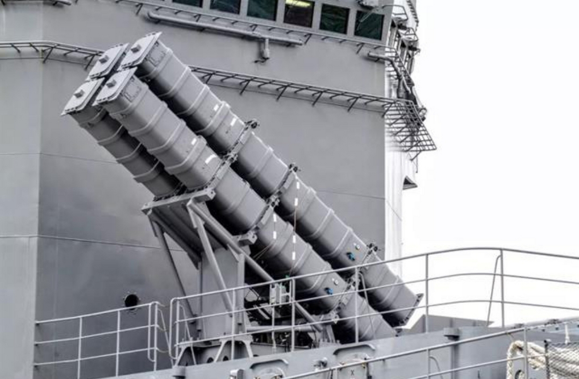 日本海上自卫队配装的17式反舰导弹,据说这款导弹的射程高达250公里.