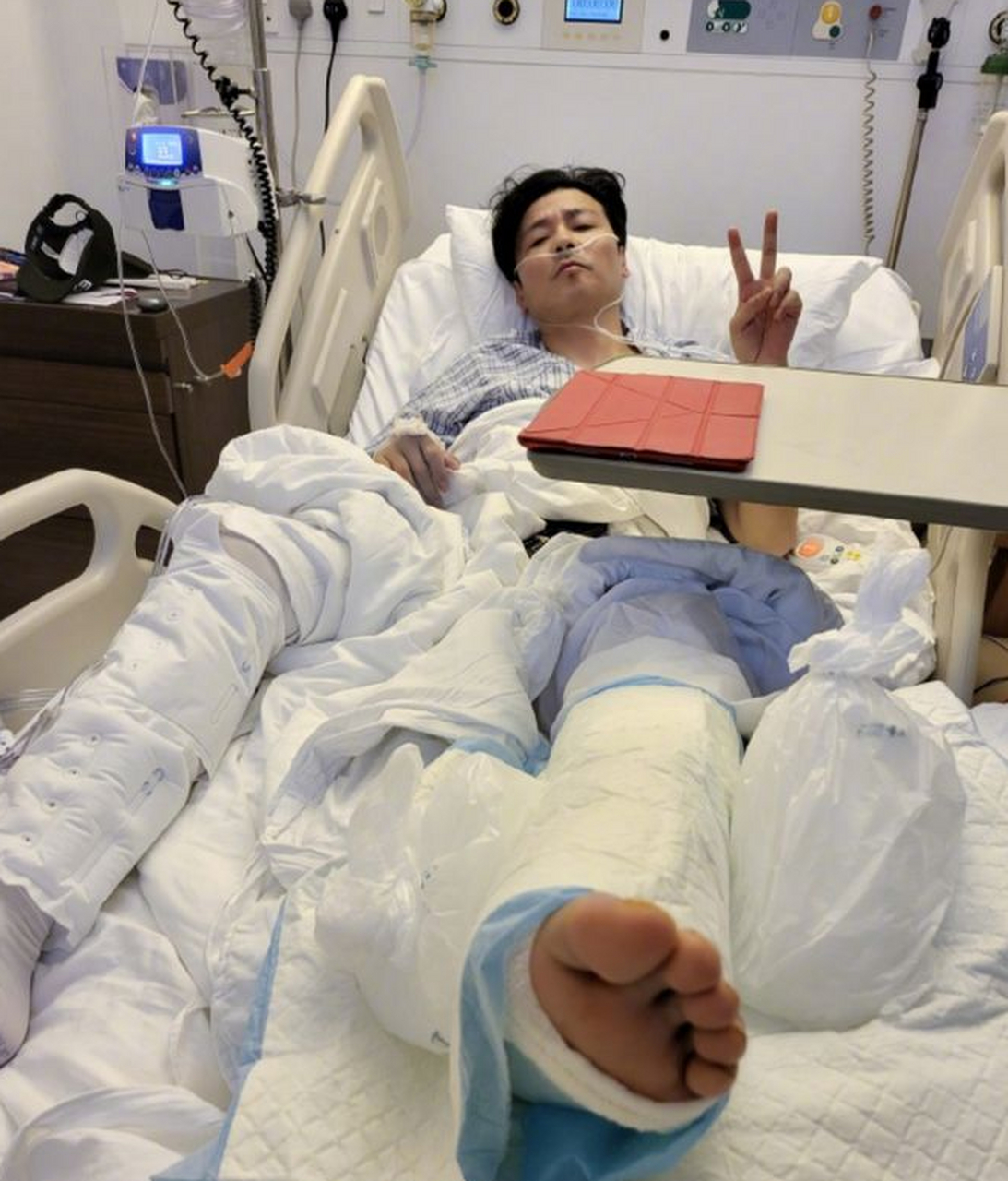 张晋拍动作戏腿部受伤需要进医院治疗,分享卧倒病床照片依旧硬朗 前
