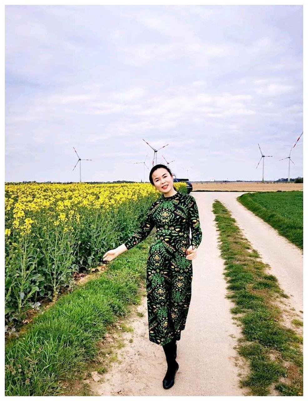 美鱼姐姐在德国田野里优雅散步