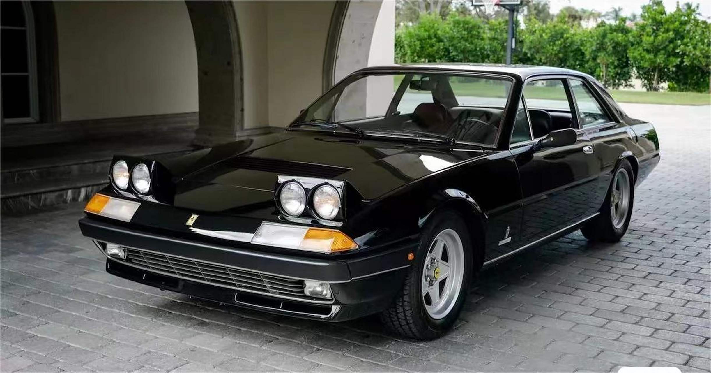 1983年的法拉利400i是一款豪华gt跑车,搭载4.