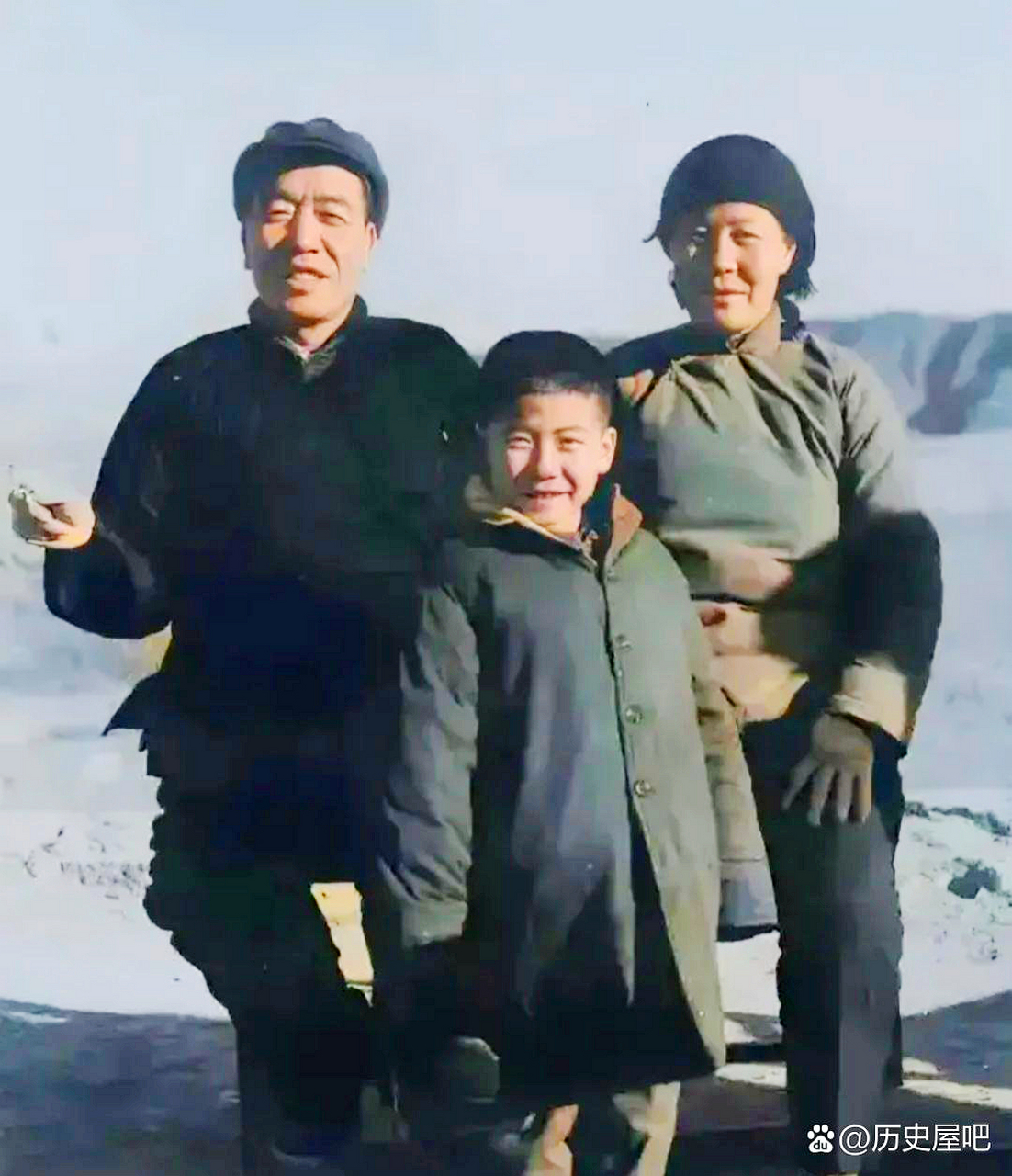 70年代,陈永贵与妻子宋玉琳,小儿子陈明亮的珍贵合影.