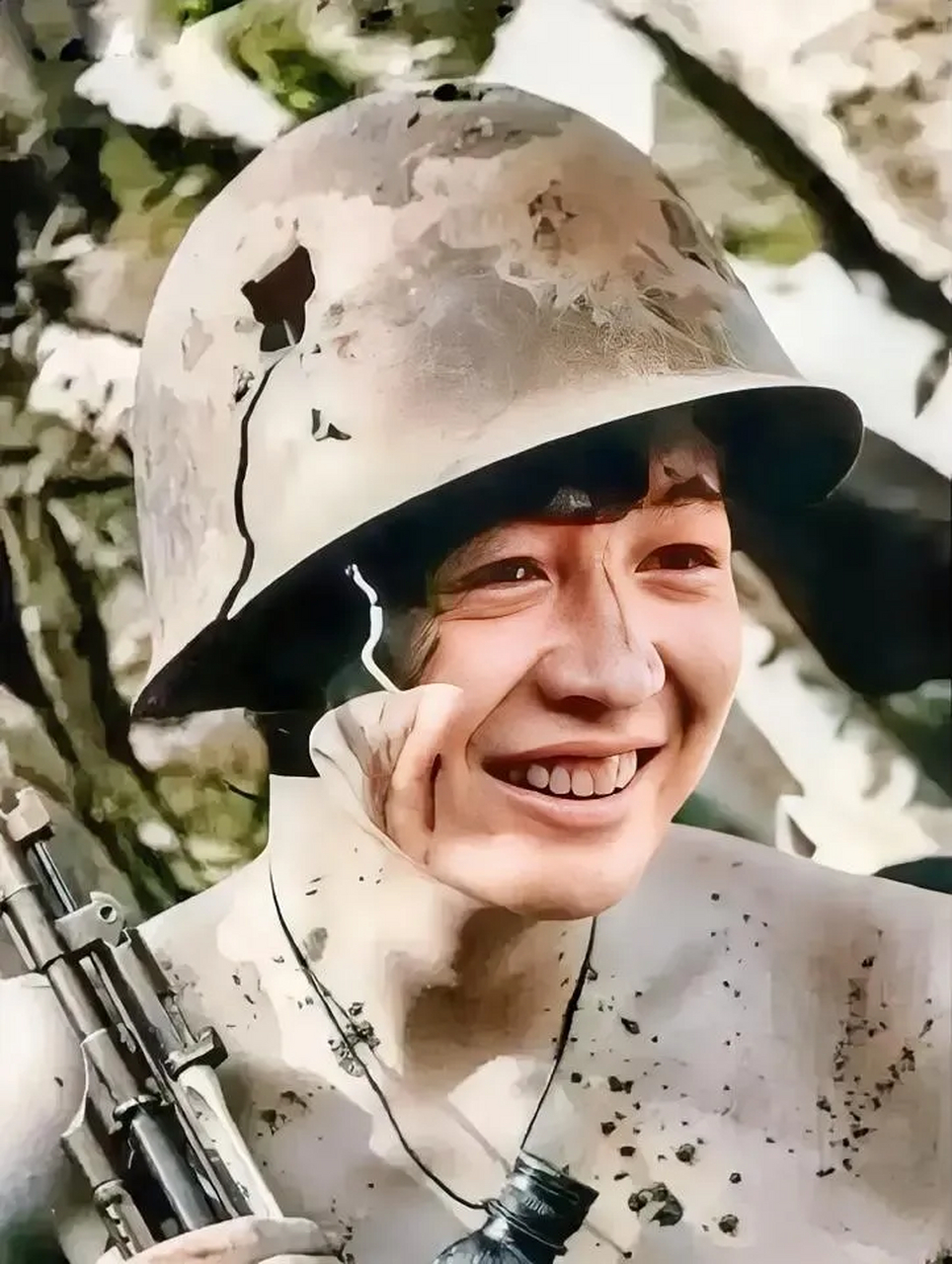 这张照片的最大看点就是这位战士挂在用铁丝挂在脖子上的手榴弹,也