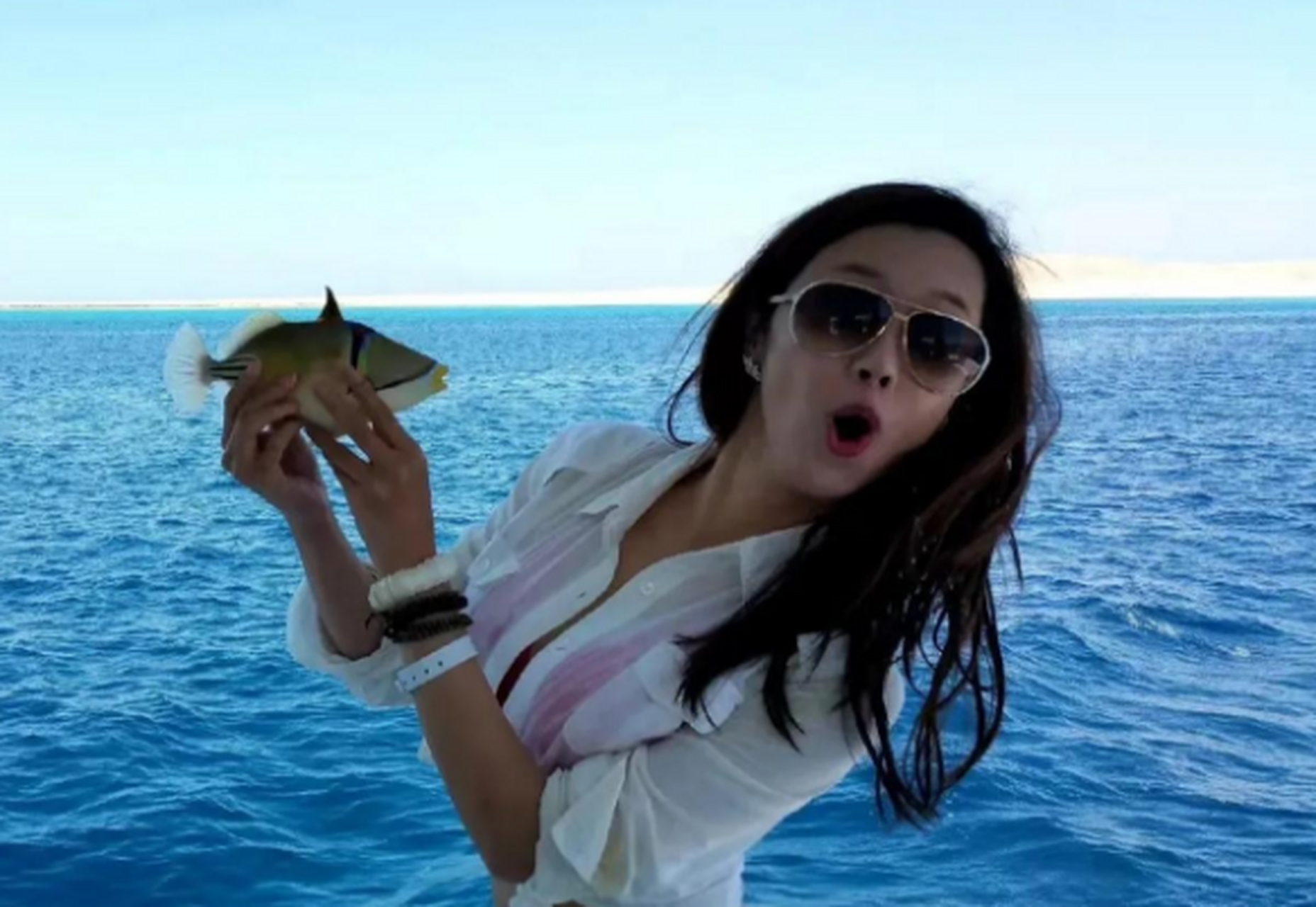 周婷艺名慰笛,东方卫视财经节目主持人知信优雅,年轻活力身材超棒.