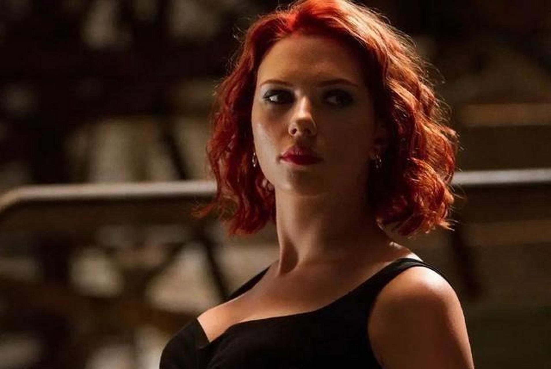 虽然已经38岁,但斯嘉丽身材保持得很好,小腹上一点赘肉都没有.