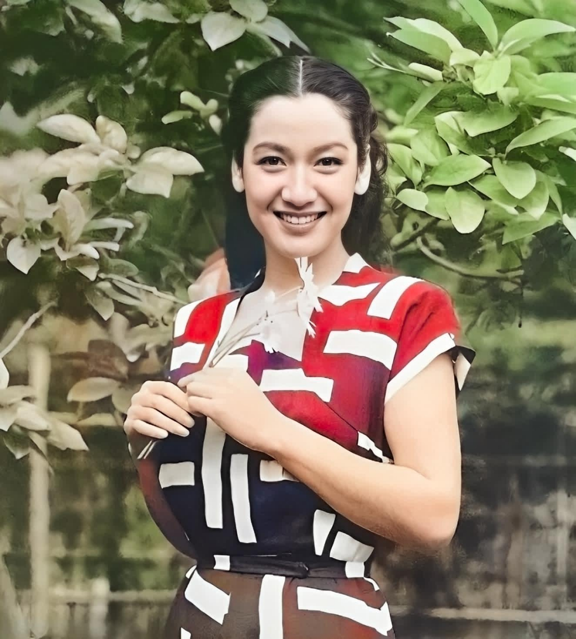 最后在麦克阿瑟得到了美丽的原节子之后,在他的帮助下天皇才免于惩罚!