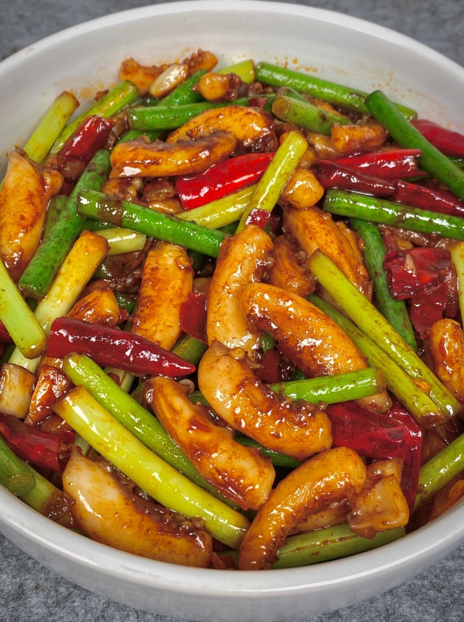 食材:鱿鱼 蒜苔 做法:如图所示