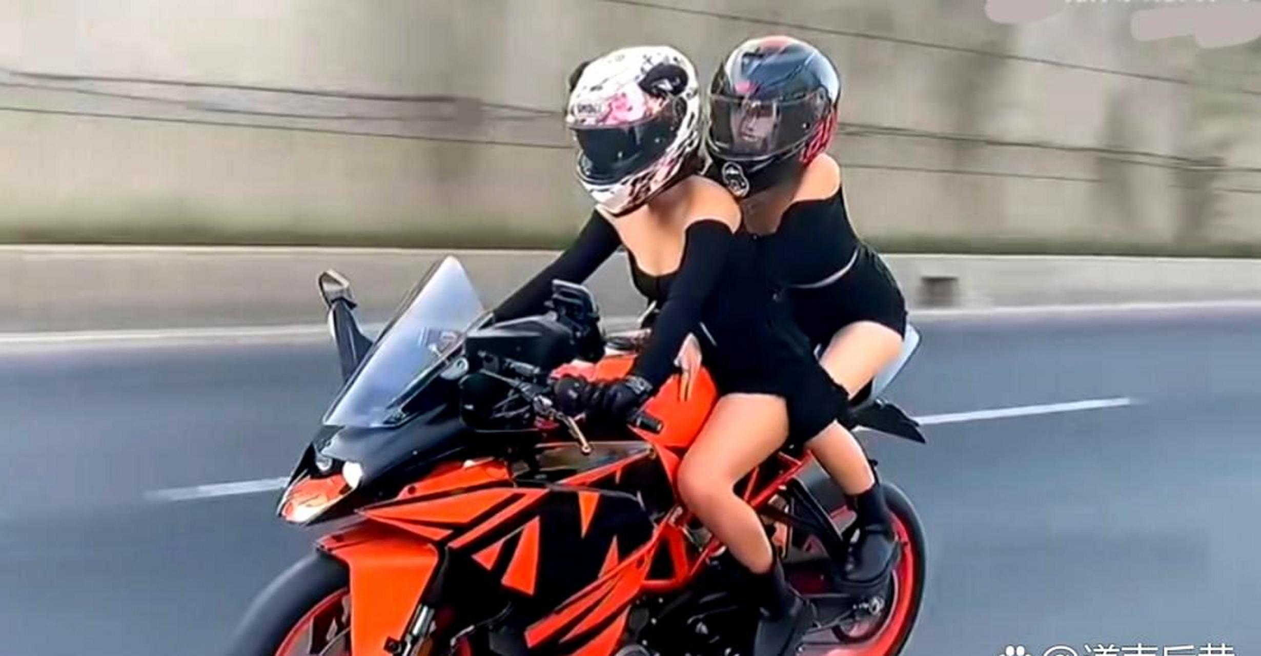 两位女骑手的行为不仅会导致身体严重擦伤和膝盖受损,还可能感冒发烧