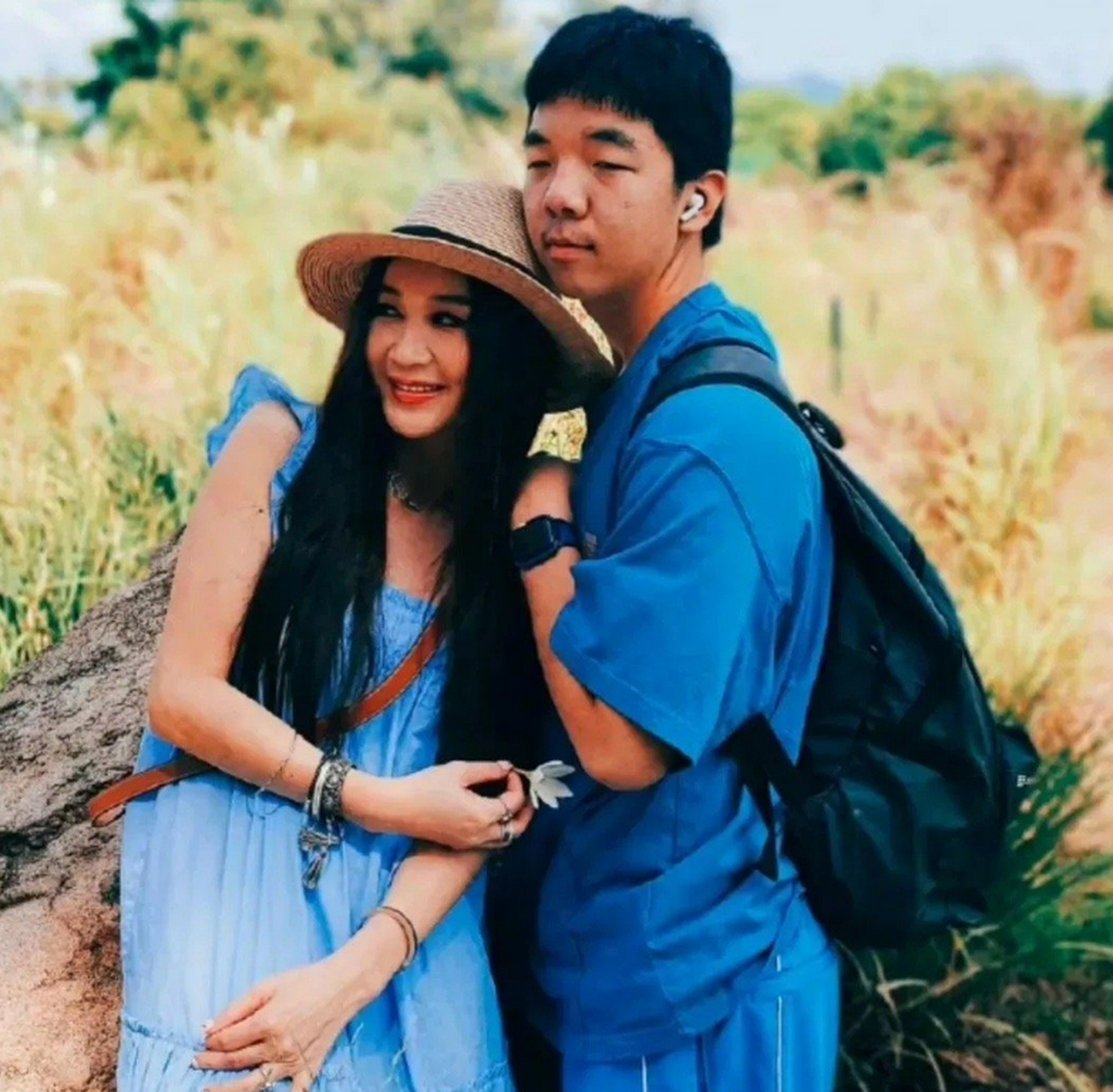 温碧霞终于把老公熬成了大叔,千年不变的发型或许就是她保持美貌的