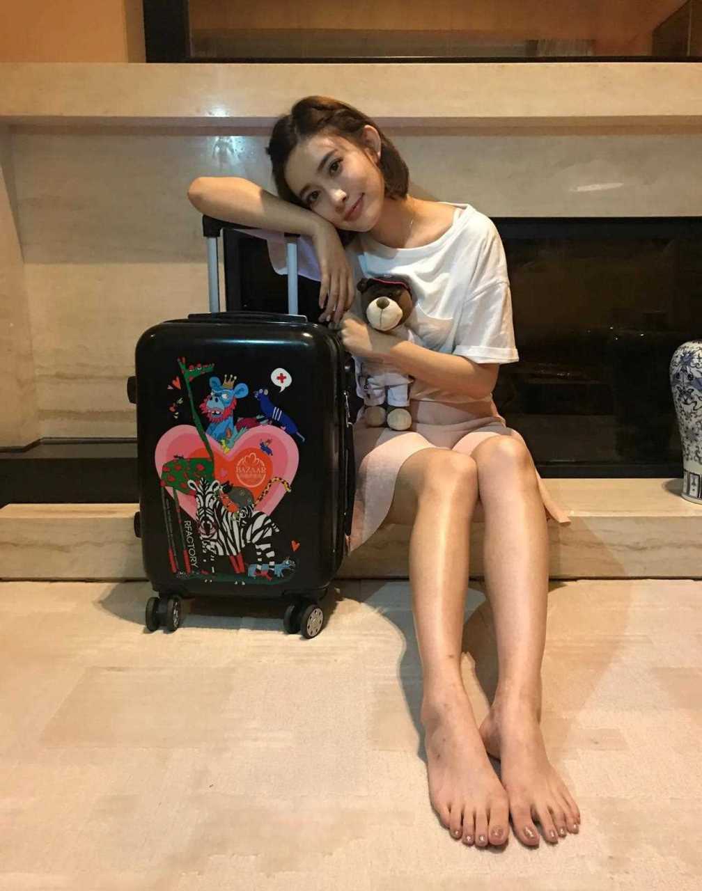 东北美女孟子义有着170cm的身高,白皙的皮肤,很大气的五官,完全不是