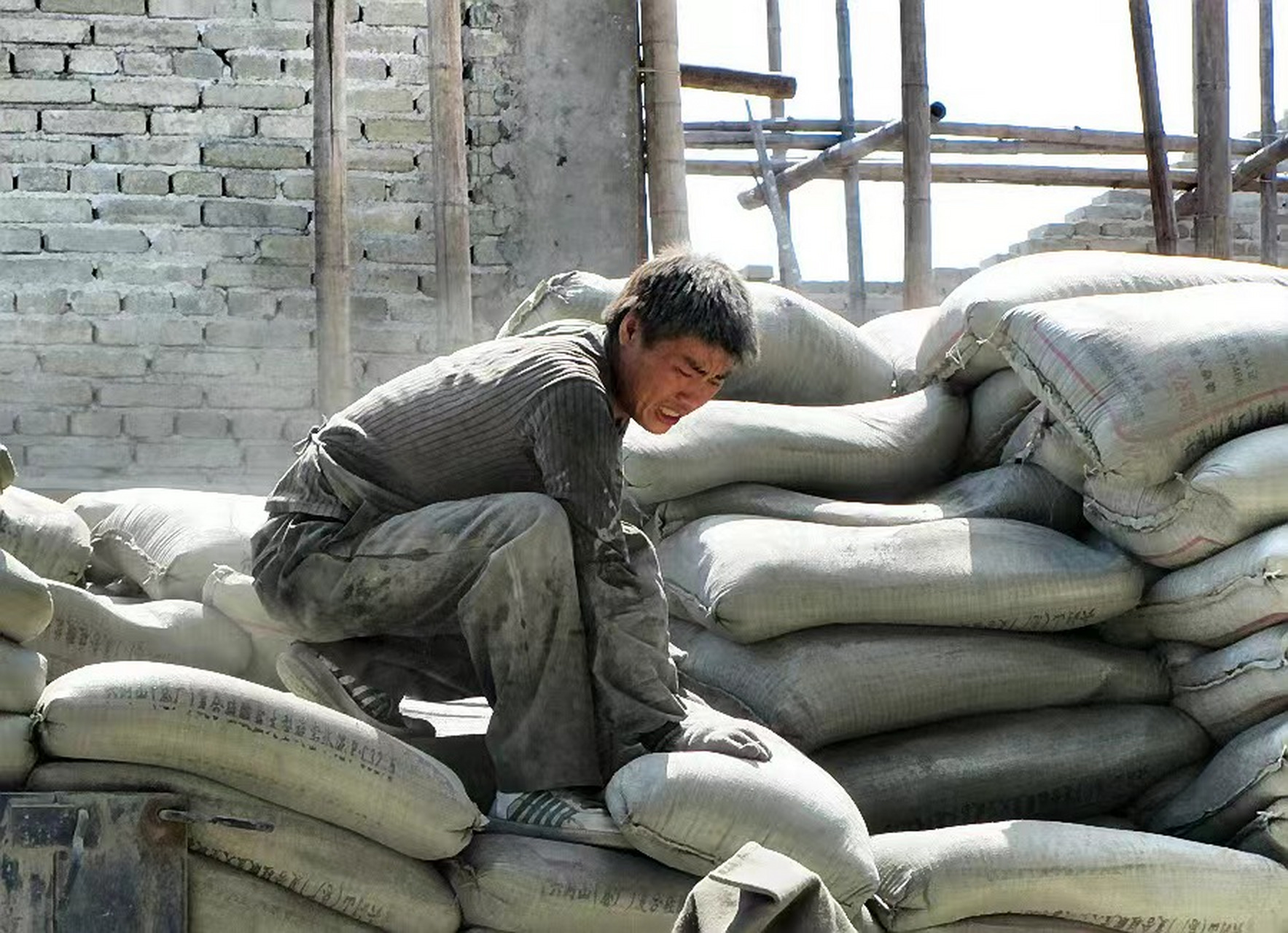 他们忍受  着劳累和汗水