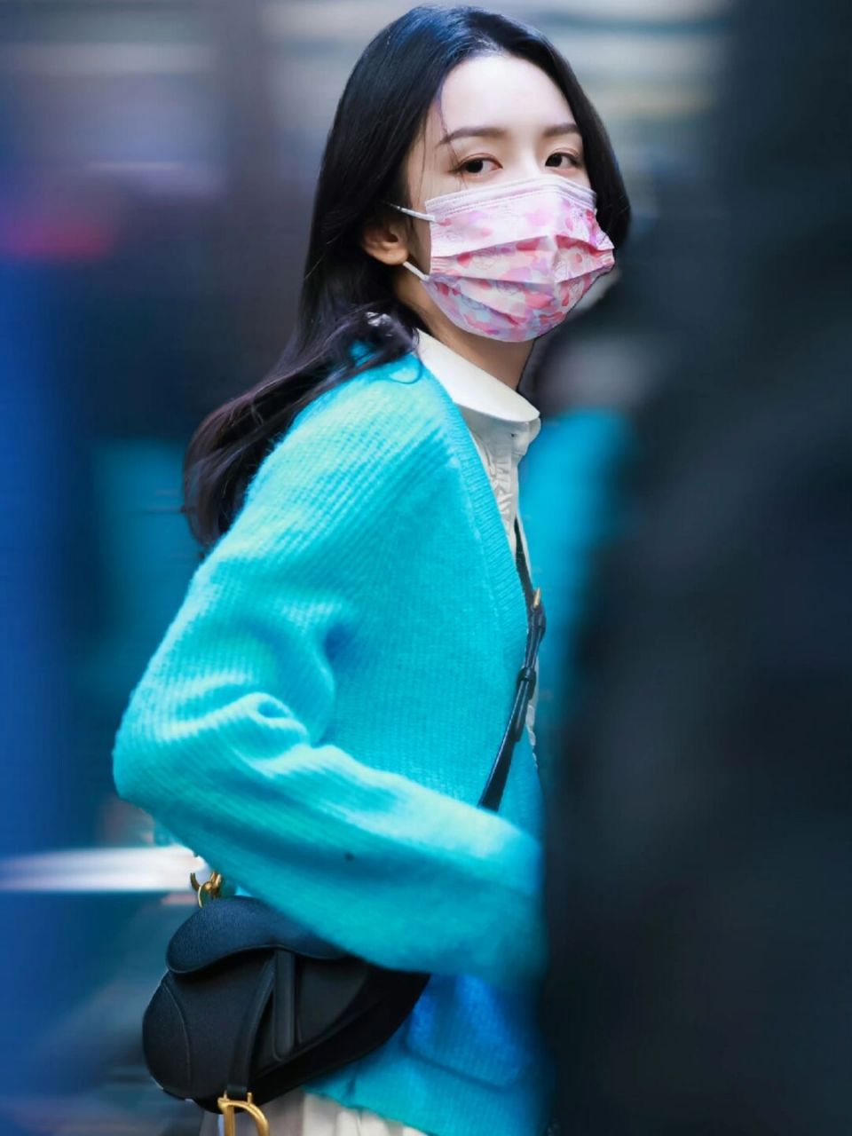 周也现身机场 身穿蓝色饰扣针织开衫, 内搭白色泡泡袖短袖露腰连衣裙