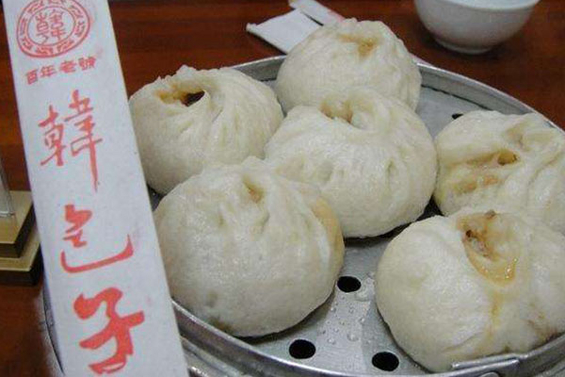 韩包子是一种创立八十多年的面食店,具有各种馅料的包子,曾被游客