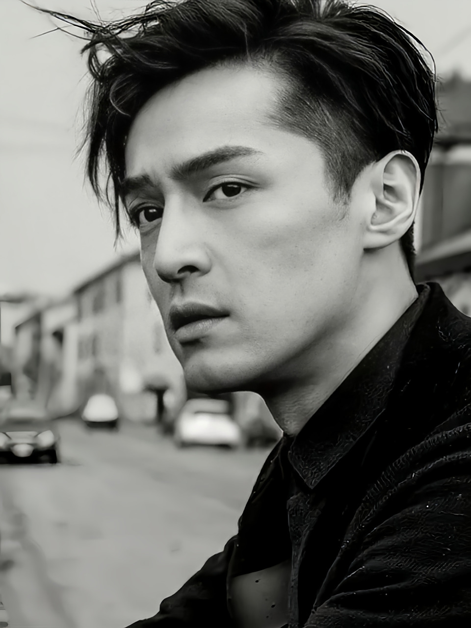 胡歌这立体的五官加上忧郁的气质,俘获了无数少女的芳心.[亲吻]#胡歌