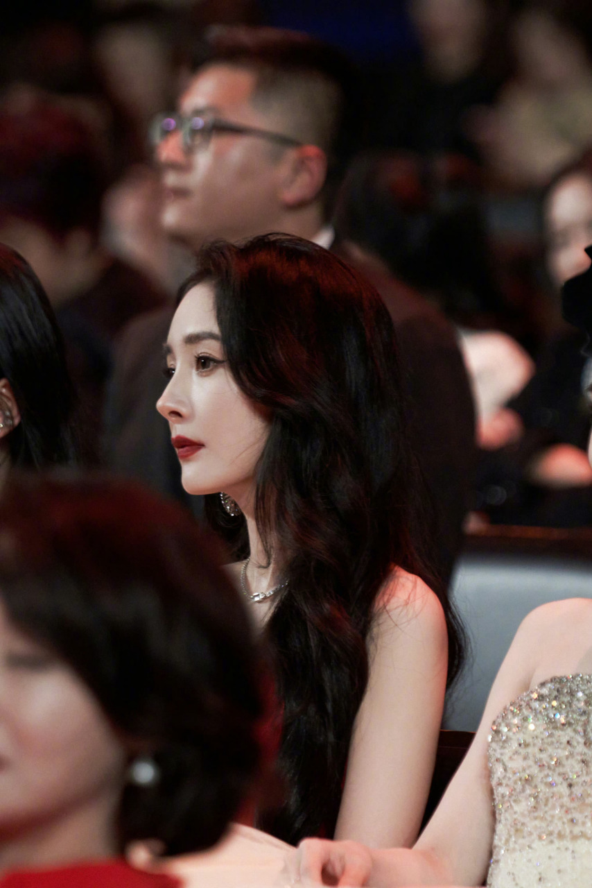 杨幂这优越的侧颜