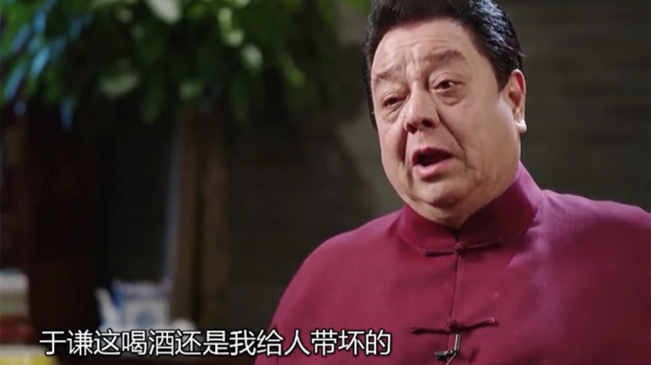 而相声大师李金斗在接受采访的时候曾表示,于谦喝酒还是自己给人家带