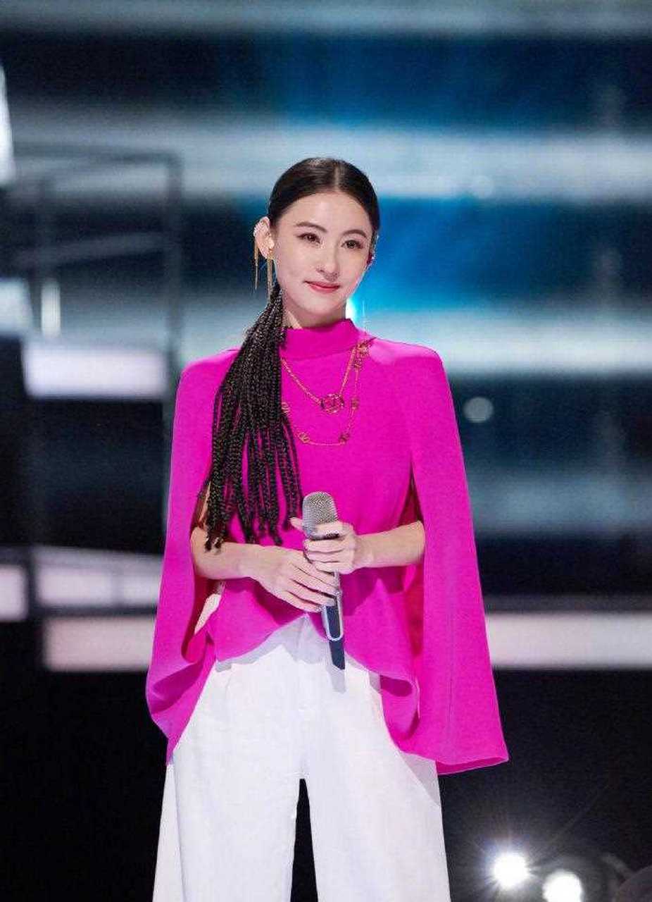 张柏芝《乘风破浪的姐姐2》四公造型曝光,身穿玫红色斗篷上衣搭配白色