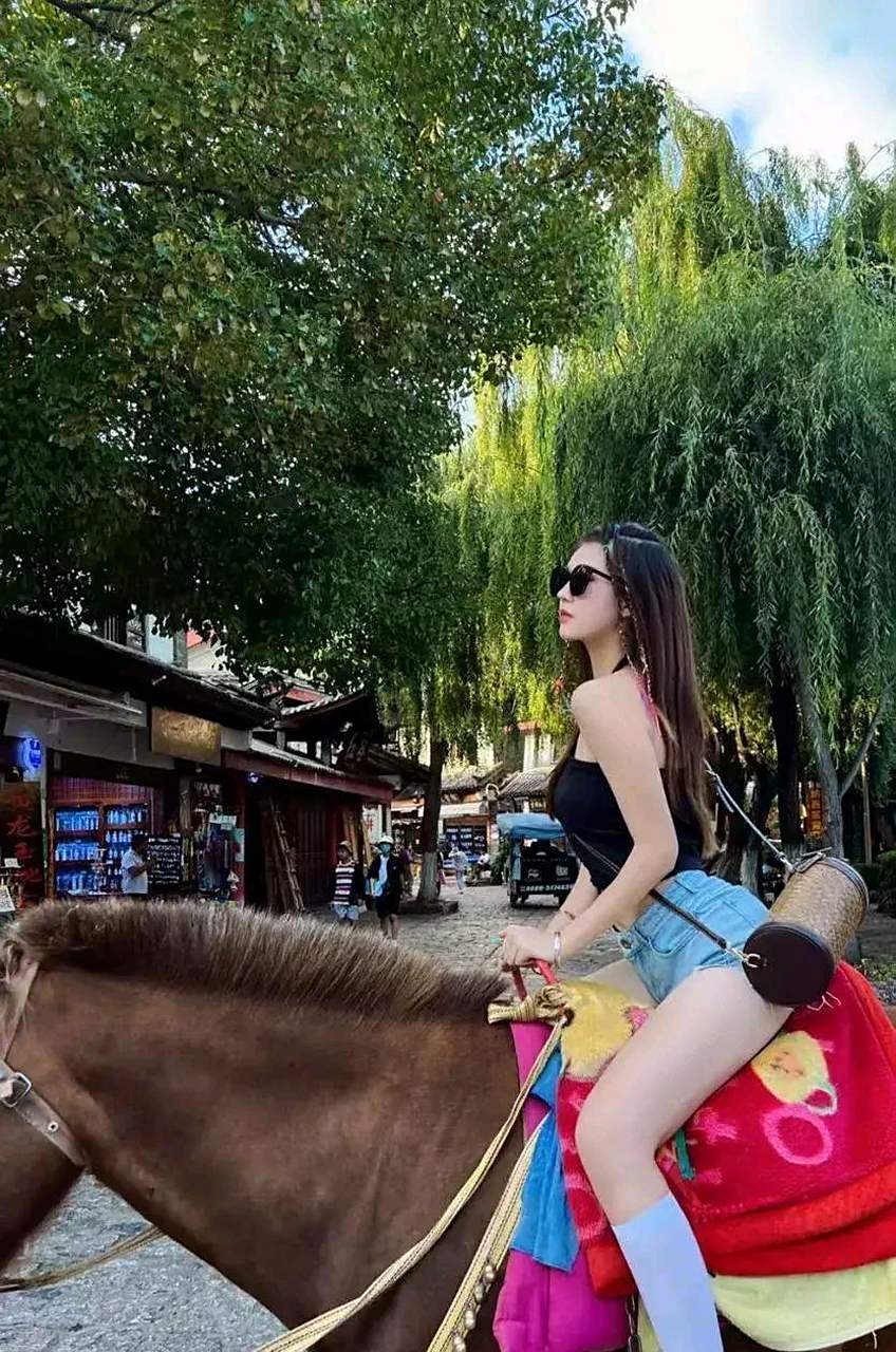 小姐姐胆子挺大啊,骑马这么坐有点危险吧?