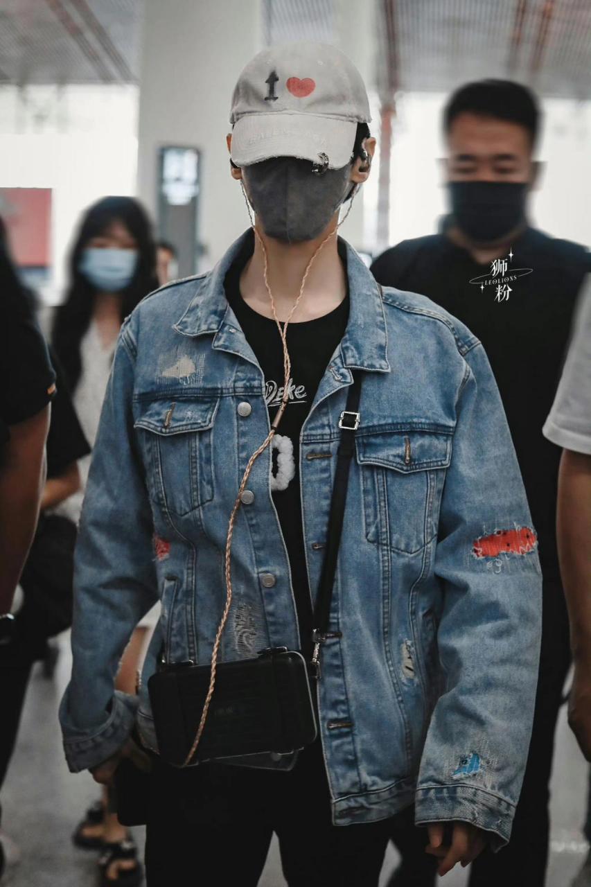 秋季男生经典穿搭 罗云熙机场街拍,做旧牛仔夹克内搭黑色t恤,下搭黑色