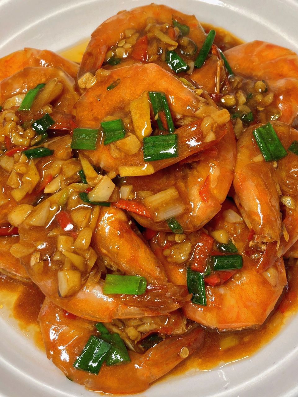 谁家油焖大虾放番茄酱啊 按照我这个做法把料汁调好,焖一会儿,保管你