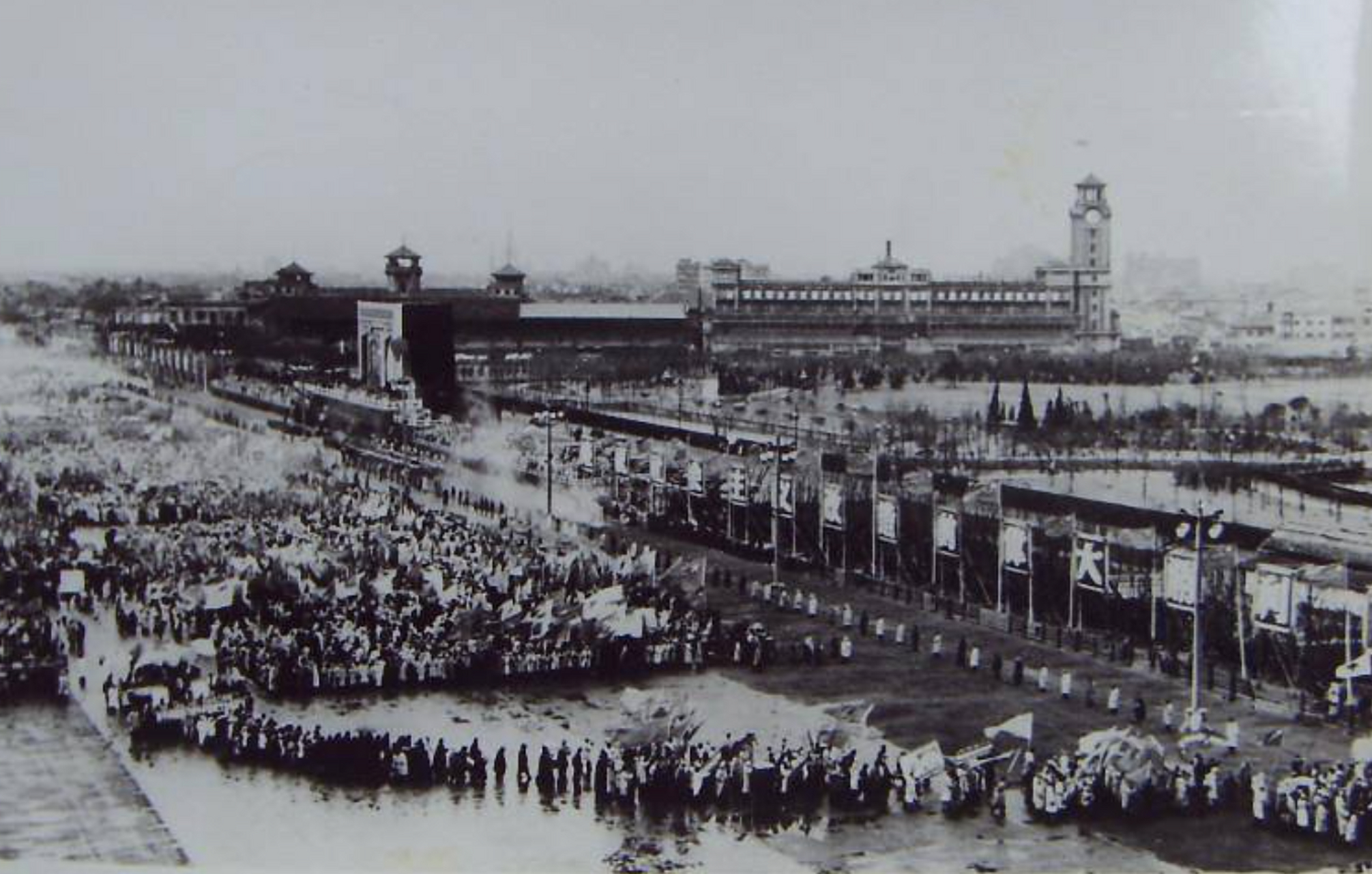 图为1956年举国欢庆,北京数万民众庆祝三大改造胜利.