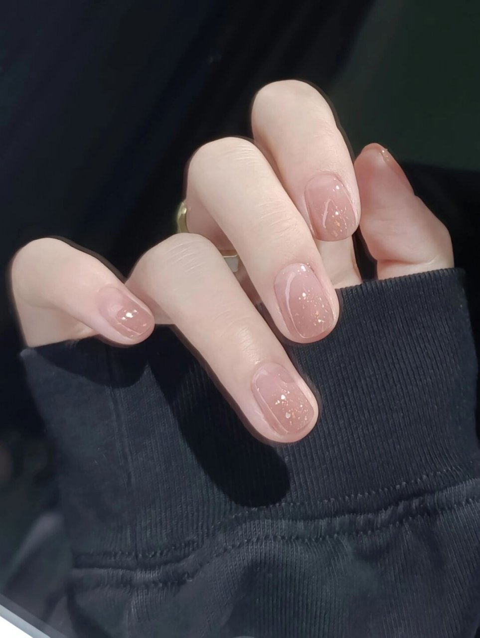 挺适合上班族做的裸色美甲款式  简单但有深度,通勤必备,你最喜欢哪