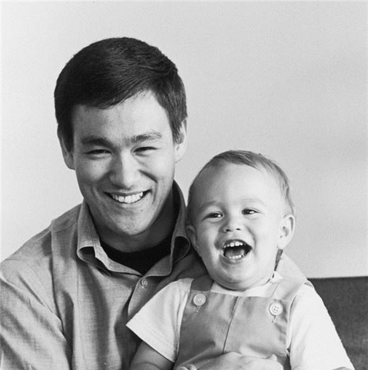 李小龙绝版珍藏青涩照曝光:有身材有颜值的完美型男