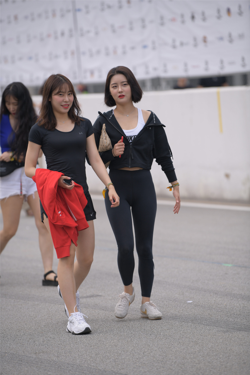 运动装搭配的小姐姐太迷人了#街拍美女